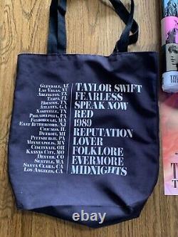 Concert des ères de Taylor Swift : Seau, tasse et sac fourre-tout en étain pour popcorn AMC, ainsi que poster.