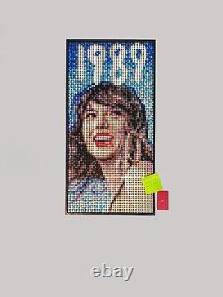 Mosaïque LEGO personnalisée de Taylor Swift sur un mur - La tournée des ères 1989 Version de Taylor