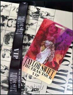 NIP Taylor Swift The Eras Tour Boîte VIP international avec tour de cou holographique RARE