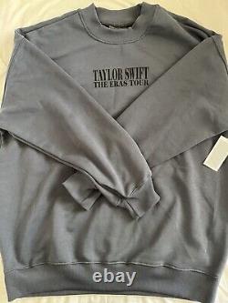 NWT Taylor Swift Officiel Eras Tour Blue Crewneck avec Lieux de Ville Unisexe Taille MED