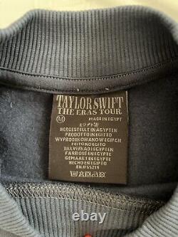 NWT Taylor Swift Officiel Eras Tour Blue Crewneck avec Lieux de Ville Unisexe Taille MED