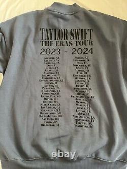 NWT Taylor Swift Officiel Eras Tour Blue Crewneck avec Lieux de Ville Unisexe Taille MED