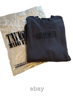 Sweat-shirt ras du cou bleu de la tournée Taylor Swift Eras avec les dates internationales - Marchandise officielle de la tournée en taille SMALL