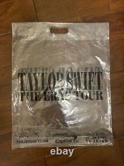 TAYLOR SWIFT Eras Tour Concert Black Hooded Sweatshirt Medium translates to 'TAYLOR SWIFT Sweatshirt à capuche noire de taille moyenne pour la tournée Eras Concert'.