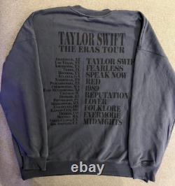 Taylor Swift Eras Tour Blue Crewneck Taille MEDIUM Merchandising Officiel de la Tournée