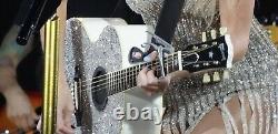 Tour des ères authentiques de Taylor Swift: Médiator de guitare jeté depuis la scène à minuit